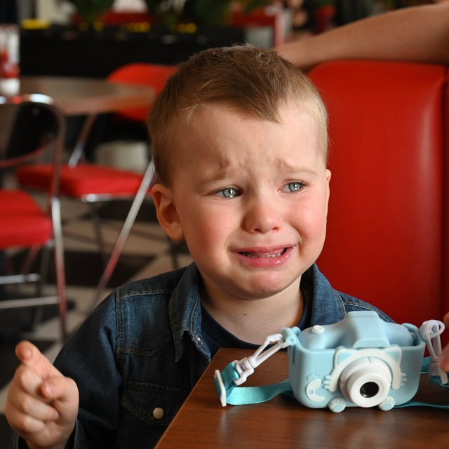 Старший ребёнок копирует поведение младенца: что случилось и что делать