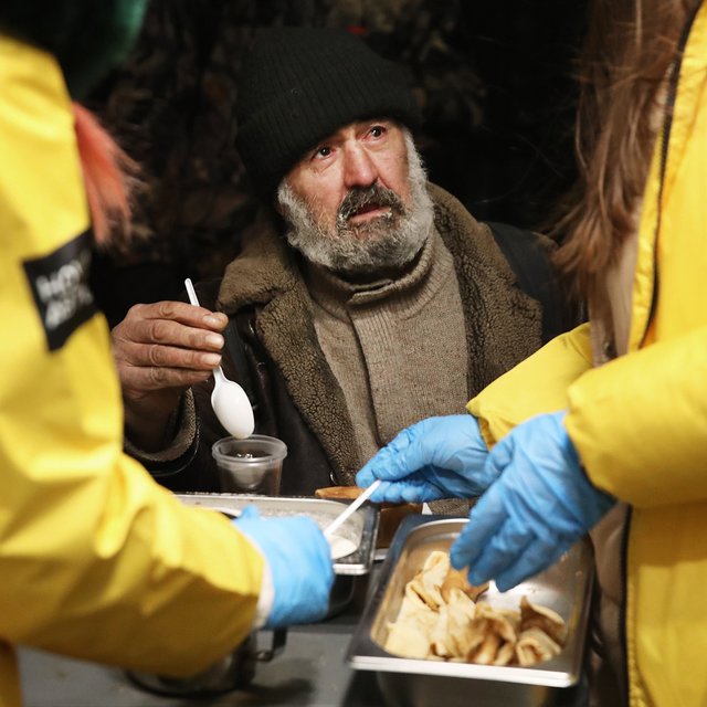 «Дети думают, что над такими людьми можно издеваться». Как говорить с детьми о бездомности и почему это важно