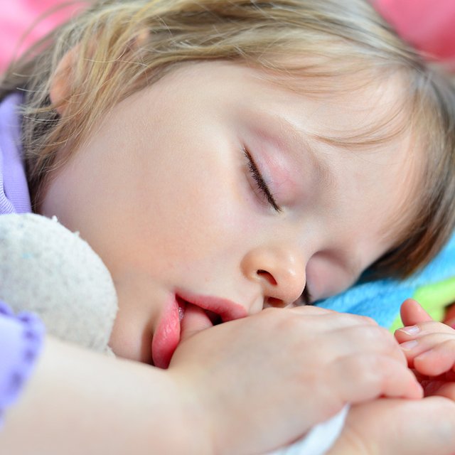 Ребёнок пяти лет постоянно что-то сосёт во сне: нормально ли это