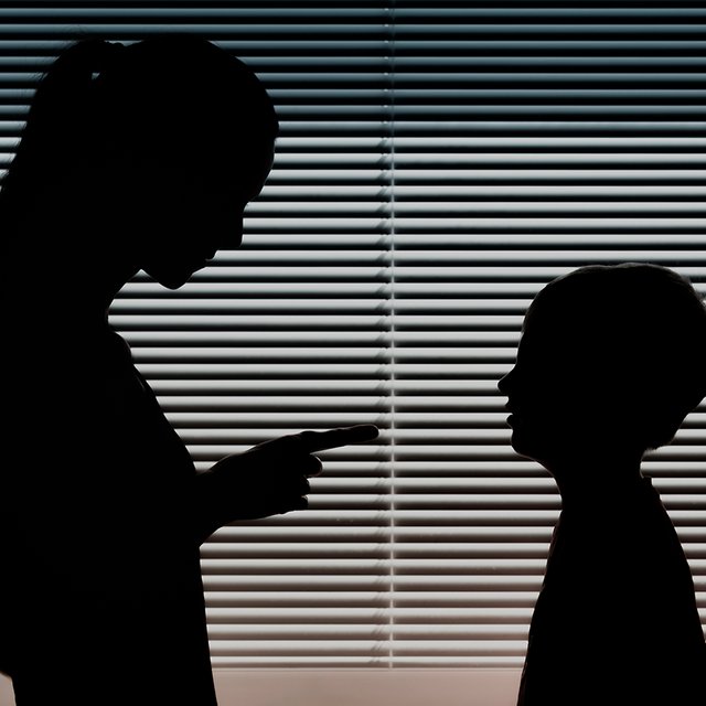 «Мне запрещали есть и пить после 18:00, исключение — вода». 16 странных правил от строгих родителей