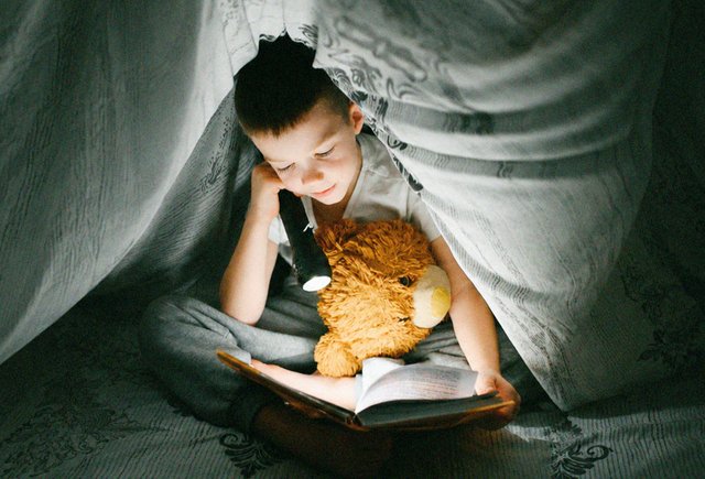 Школьник не любит читать? Вот 7 новых книг, на которых он залипнет
