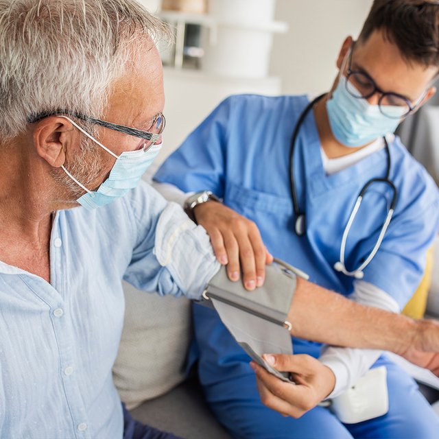 Почему врачи скорой не любят, когда их просят надеть бахилы? Молодой медбрат — о работе и пациентах