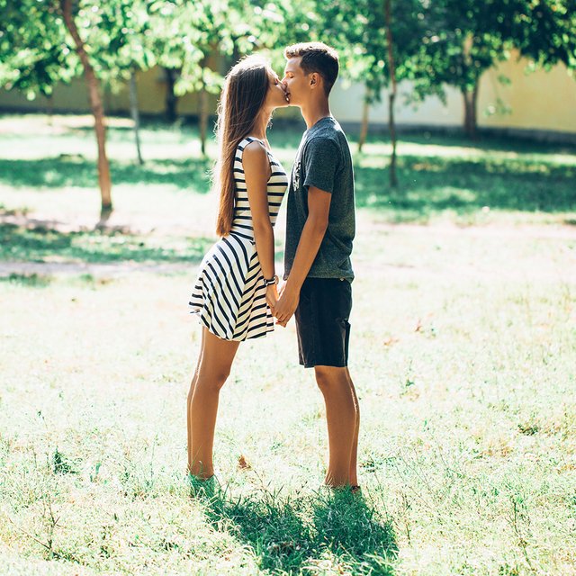 Подросток влюбился: как реагировать, что говорить, когда волноваться