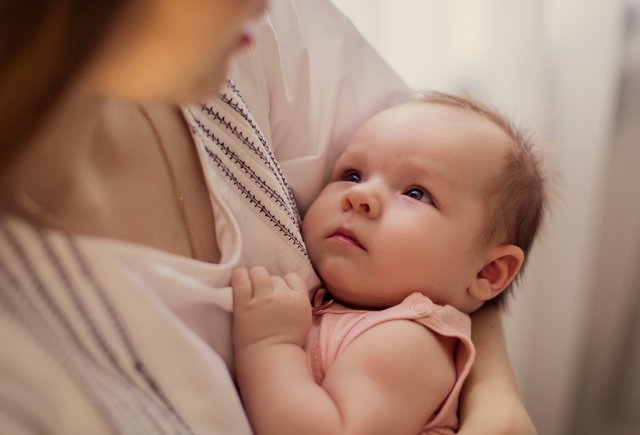 «Кажется, у него аллергия на мое молоко!» Когда младенцу не нужно вызывать врача