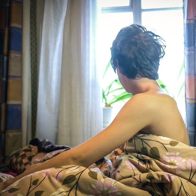 16-летний подросток живет один, пока мать работает на вахте: что будет, если узнают органы опеки?