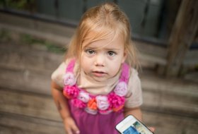 Обложка «А можно ещё полчасика?»: как выстроить отношения детей и гаджетов