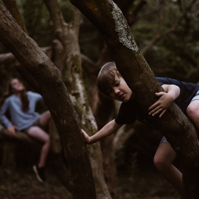 Глисты, ясенец, борщевик и выгребные ямы. Педиатр — о том, как уберечь ребёнка от летних опасностей