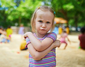 Дочь сильно переживает, когда другие дети не хотят с ней играть: как ей помочь?