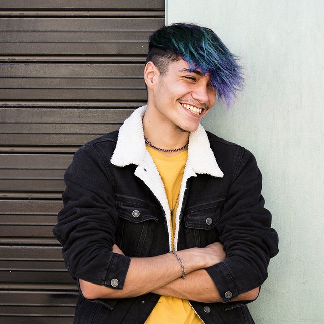 Ребёнок хочет покрасить волосы в яркий цвет: не вредно ли это