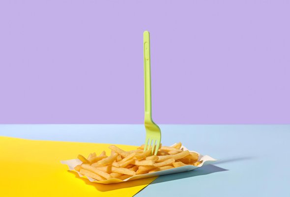 Картошка фри, пластиковая вилка, фастфуд, холистерин, жир