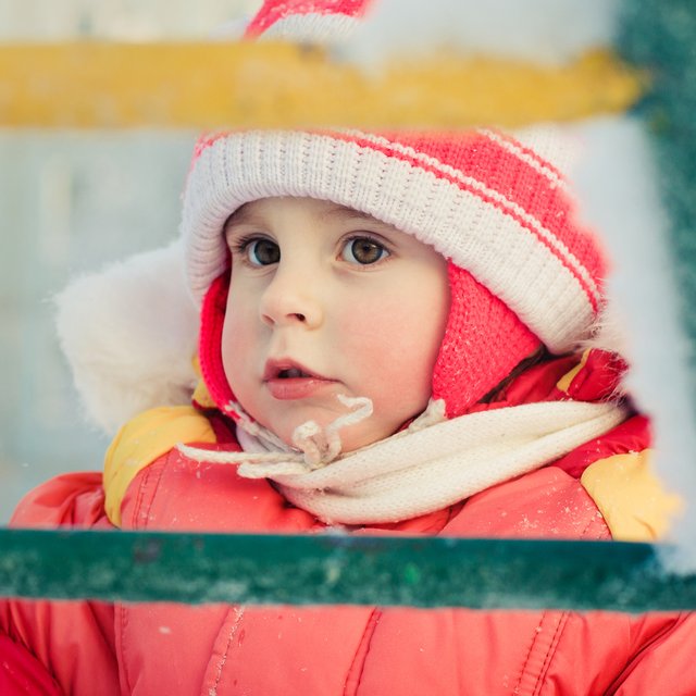 Воспитатель забыл ребенка на площадке после прогулки в саду: что ему за это будет?