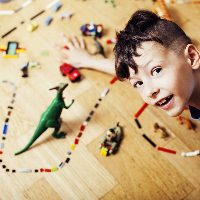 Как убедить ребёнка собирать после игры детали конструктора?