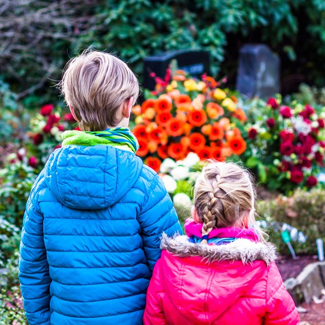 «Надо ли нам будет откапывать бабушку»: как говорить с ребёнком о потере близкого