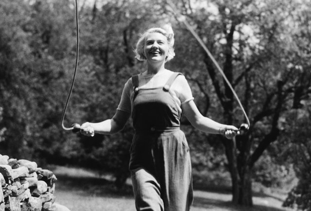 Прыгать «на скакалке» или «со скакалкой»: как говорить правильно