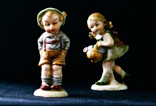 Сыну 3 года, почти не говорит. В саду жалуются: слишком крепко обнимает детей, не спит днем, бросает предметы. Это нормально?