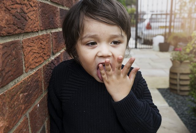 Ребенок до локтя облизывает руки. Нужно ли с этим что-то делать?
