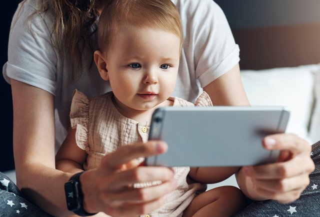 Смотрю сериалы с ребенком на руках. Не вредит ли ему это?