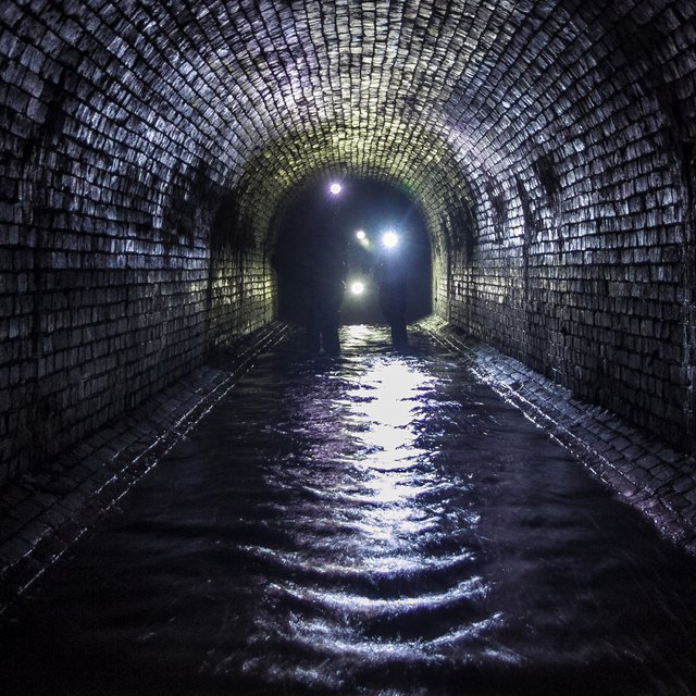 На экскурсии по подземной Москве пропали люди, тела пятерых уже найдены: что известно о трагедии