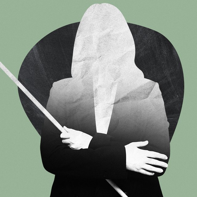 «Мамы больше уважают своих маникюрш, чем учителей»: заслуженный учитель РФ — о том, что поменялось в школах