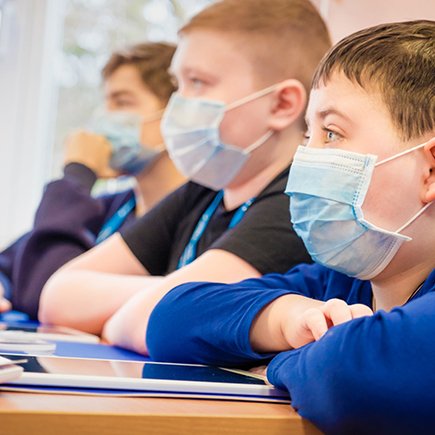 Кто и как в России учит детей, которые попали в больницу и не могут ходить в обычную школу