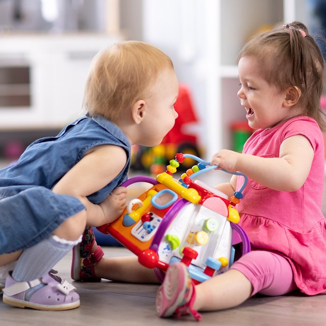 Двухлетний ребёнок толкает и обижает всех на площадке: что делать его родителям