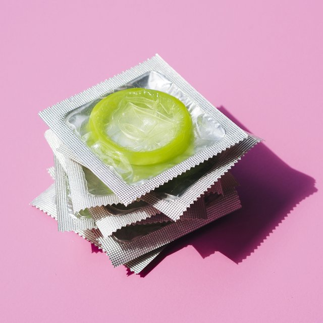 «Мам, да я всё знаю!» Как поговорить с подростком о контрацепции и не облажаться: советы экспертов