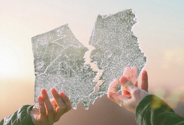 Дочь узнала, что родители разводятся, и перестала общаться с мамой. Как помириться?