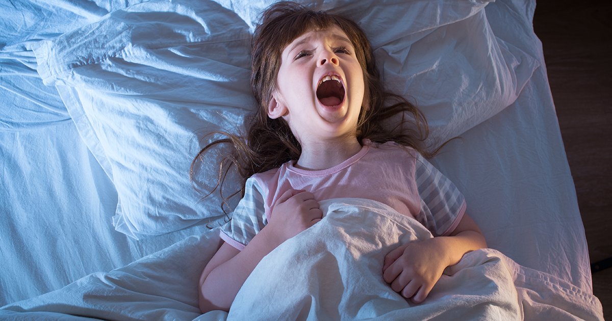 Почему ребенок не спит ночью: главные причины и способы решения