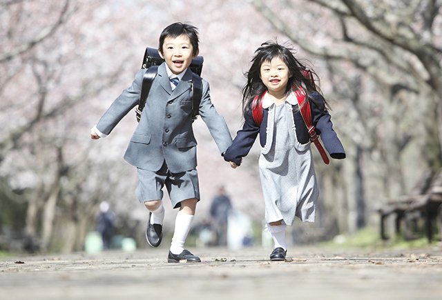 Учёба с марта, гимн школы и никаких цветов: как проходит первый учебный день в разных странах