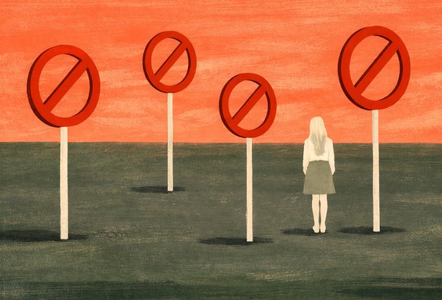 Живу в верующей семье. Мне не разрешают пользоваться телефоном и не отпускают учиться в другой город. Что делать?