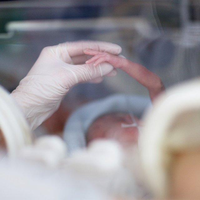 «Не надо запрещать мамам слезы». Через что проходят родители недоношенных детей