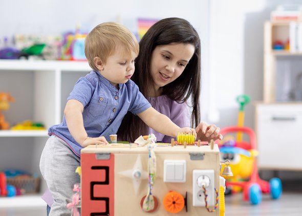 развивающий, родитель, наставник, образование, мама, мать, няня, малыш, бизиборд, приборная панель, любопытный, репетитор, ясли, начальная школа, игра, дошкольное учреждение, взрослый, очаровательный, ребенок, шестеренка, маленький, Монтессори, двигатель, детский сад, женщина, тактильный, ребенок, обучение, мальчик, милый, воспитатель, переключатель, учитель, навык, в помещении, панель, рано, ключ, игрушка, детский сад, колесо, стимул, электричество, переключатель, мозг, дом, сенсорный, ребенок, моторика, семья;