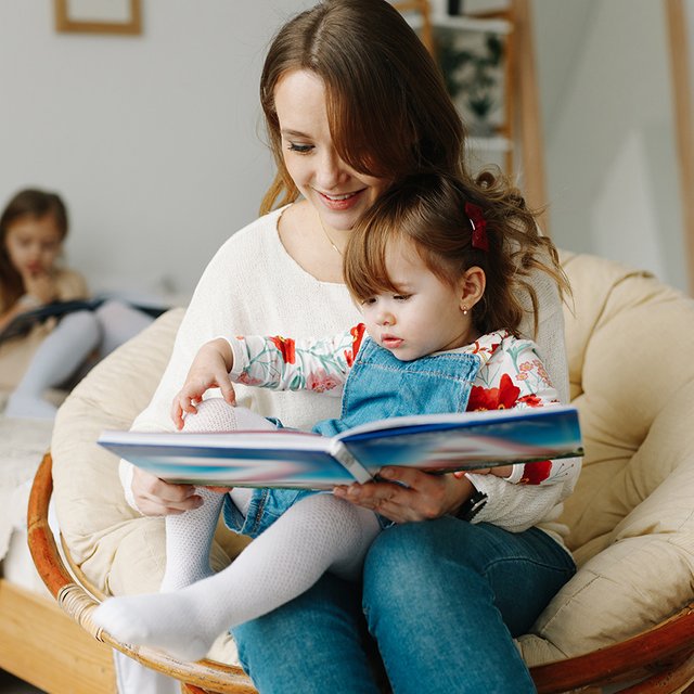 «Заучивать буквы бесполезно». Как (а главное — зачем) учить ребёнка читать до школы