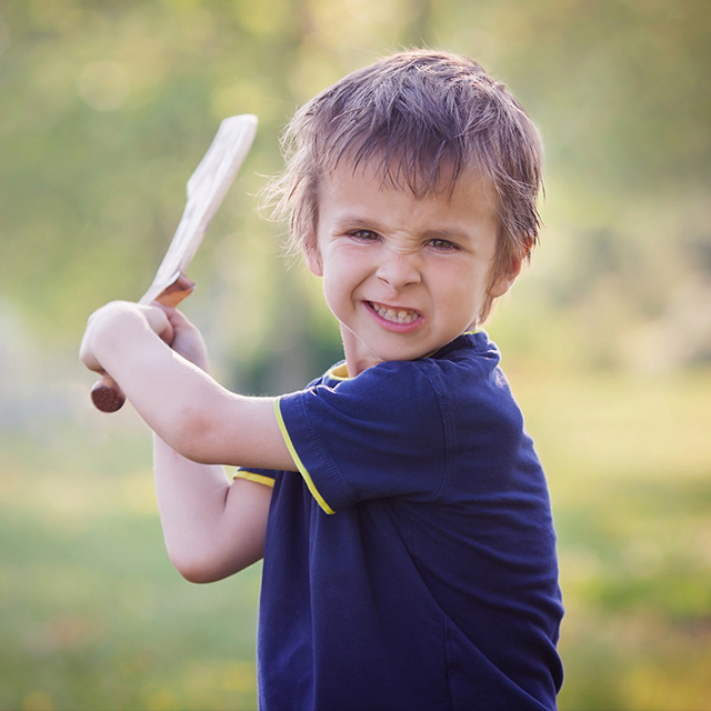 Совочком по голове: 7 важных фактов о детской агрессии