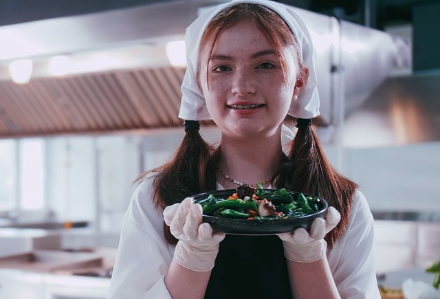 Сдать ЕГЭ и сразу получить профессию: можно ли учиться в школе и колледже параллельно