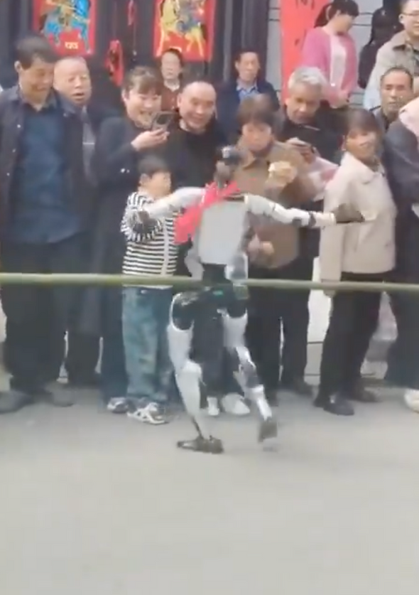 робот ударил детей