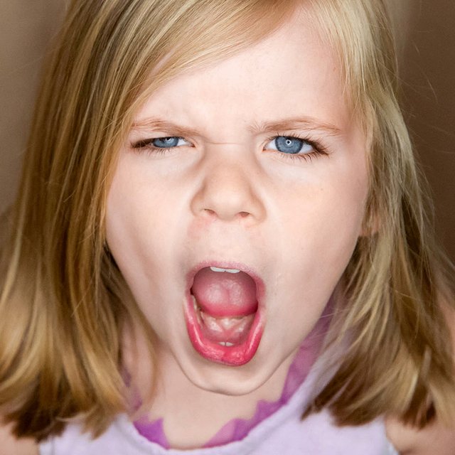 Дочь не слушается, по любому поводу кричит: почему она так себя ведет и как с ней разговаривать?