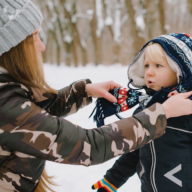 «Шапка от менингита не спасёт. И на холодном сидеть можно»: развеиваем мифы о закаливании