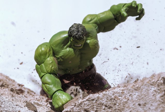 Ребёнок играет в жестокие игры с куклами: они «дерутся» и «убивают» друг друга. Это нормально?