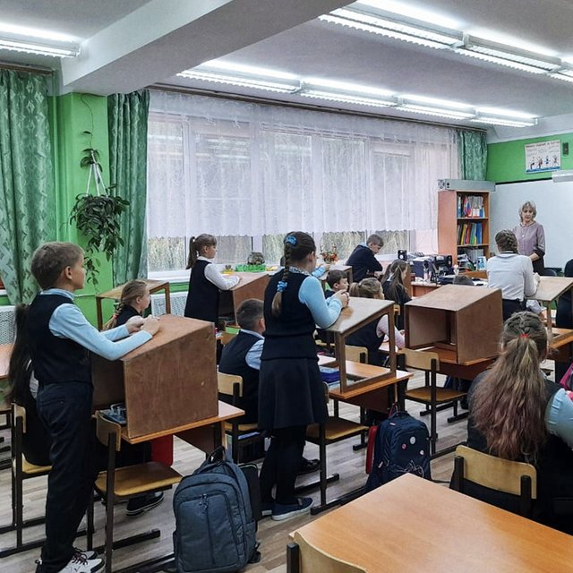 В её классе учатся стоя: как и зачем педагог из орловской школы приучила детей работать за конторками