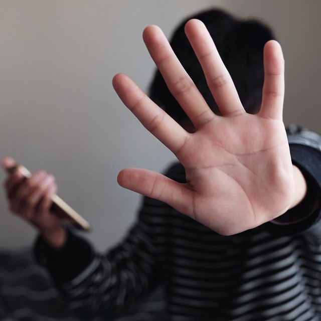 «Звонят — и молчат». Как устроен детский телефон доверия и кому он помогает