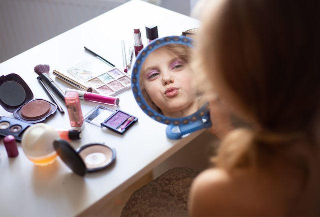 Внучка в 3-м классе ходит в школу накрашенная! Ее мама и учитель как будто не замечают. Что с этим делать?