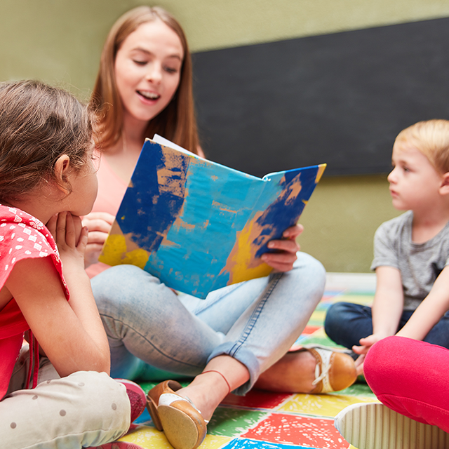 Групповая работа, частые праздники, профилактика выгорания: как в Германии учат воспитателей