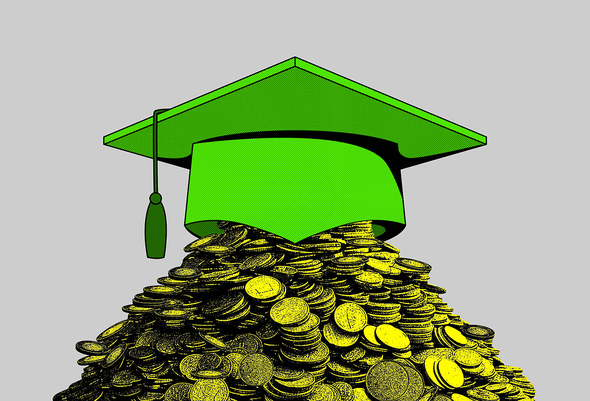 Стоимость услуг репетитора. Выпускник. Академическая шапочка лежит на горе монет / денег.