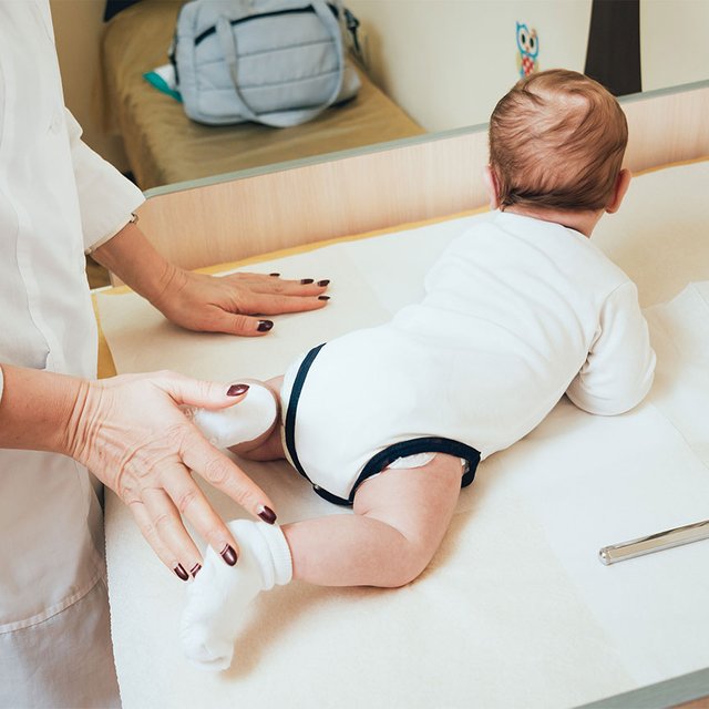 Срочно к неврологу! Или нет? На что обратить внимание в первый год жизни ребенка