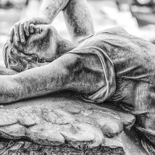 Дочка в 10 лет боится смерти. Даже к окнам не подходит — боится выпасть. Как ей помочь?