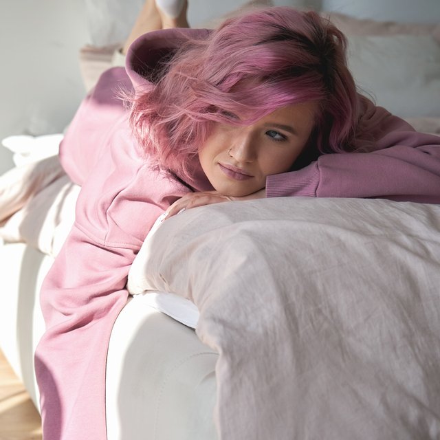 «Лежала в кровати, смотрела в потолок и плакала». Подростки — про депрессию и ментальное здоровье