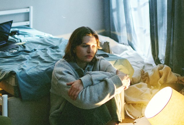 Мне 22, а у меня ни работы, ни парня. Все вокруг женятся, получают офферы, а я никто. Что со мной не так?