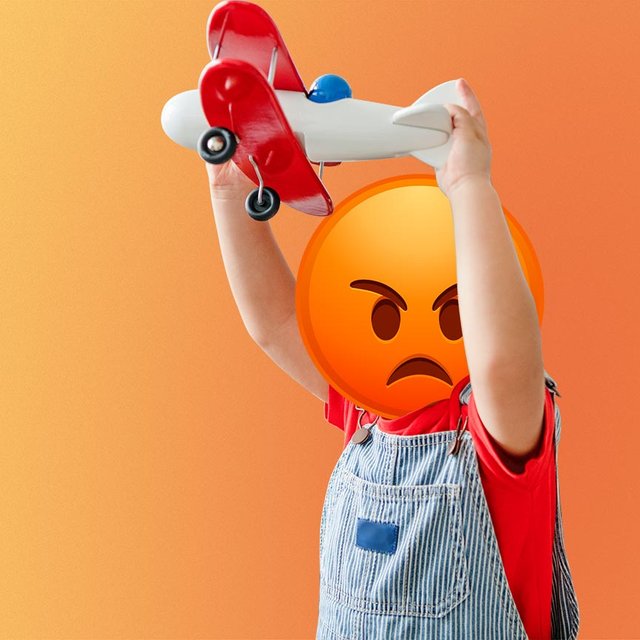 Ребенок швыряет игрушки, когда злится: как это исправить?