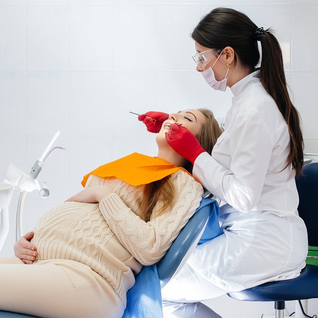 Можно ли беременным лечить или удалять зубы и делать анестезию